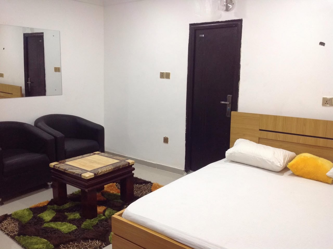 Super Executive Deluxe Room lounge area with marble-top table